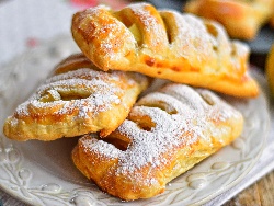 Лесни и вкусни сладки бутерки банички (мини пайове) с канела и ябълки - снимка на рецептата Лесни и вкусни сладки бутерки банички (мини пайове) с канела и ябълки - снимка на рецептата